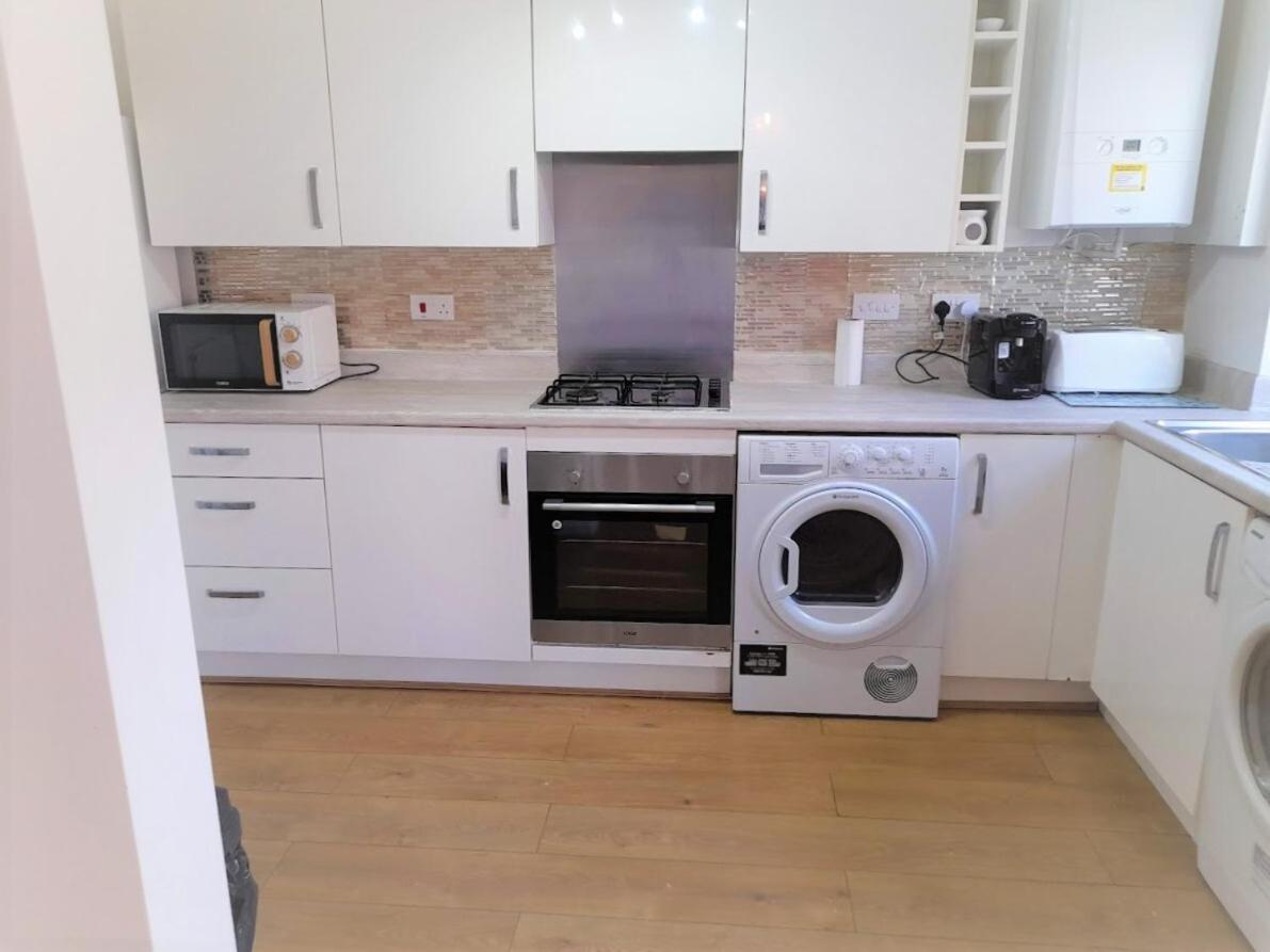 Beautiful 4 Bedroom Treasure Home Hemel Hempstead Dış mekan fotoğraf