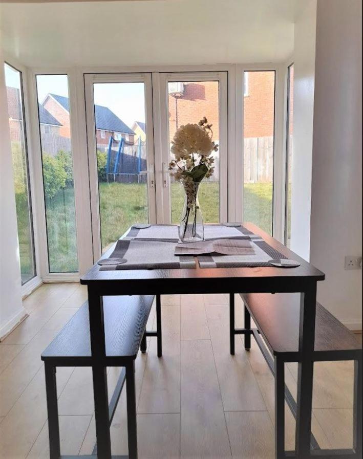 Beautiful 4 Bedroom Treasure Home Hemel Hempstead Dış mekan fotoğraf